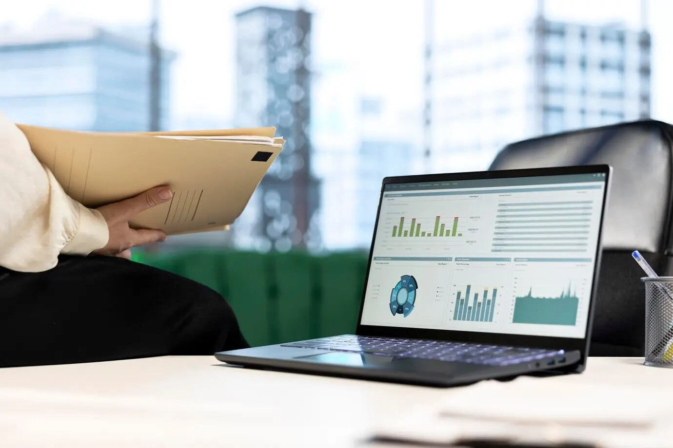 Directora ejecutiva empoderada trabajando en su oficina corporativa de alta gama